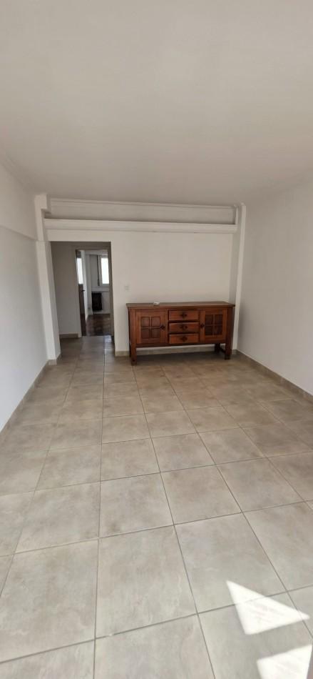 Foto de Departamento 2 ambientes con dependencia y balcon saliente al frente, imagen 3