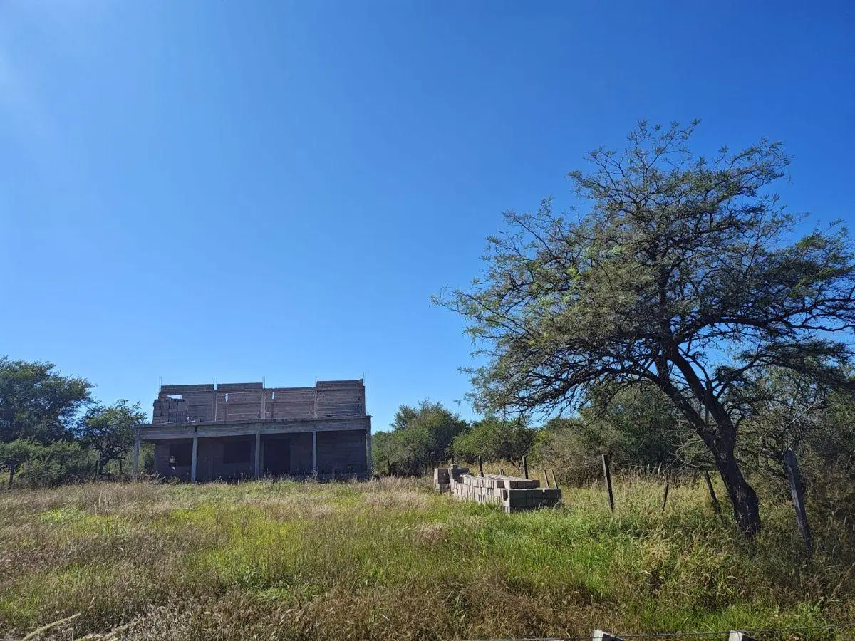 Vendo lote de terreno con una edificacion iniciada de 110 metros 8