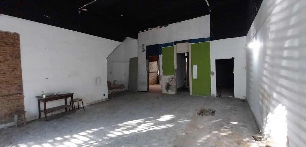 PH en Venta de 4 Dorm. con Local Al Frente en Parque Patricios 3