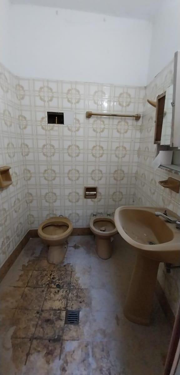 PH en Venta de 4 Dorm. con Local Al Frente en Parque Patricios 2