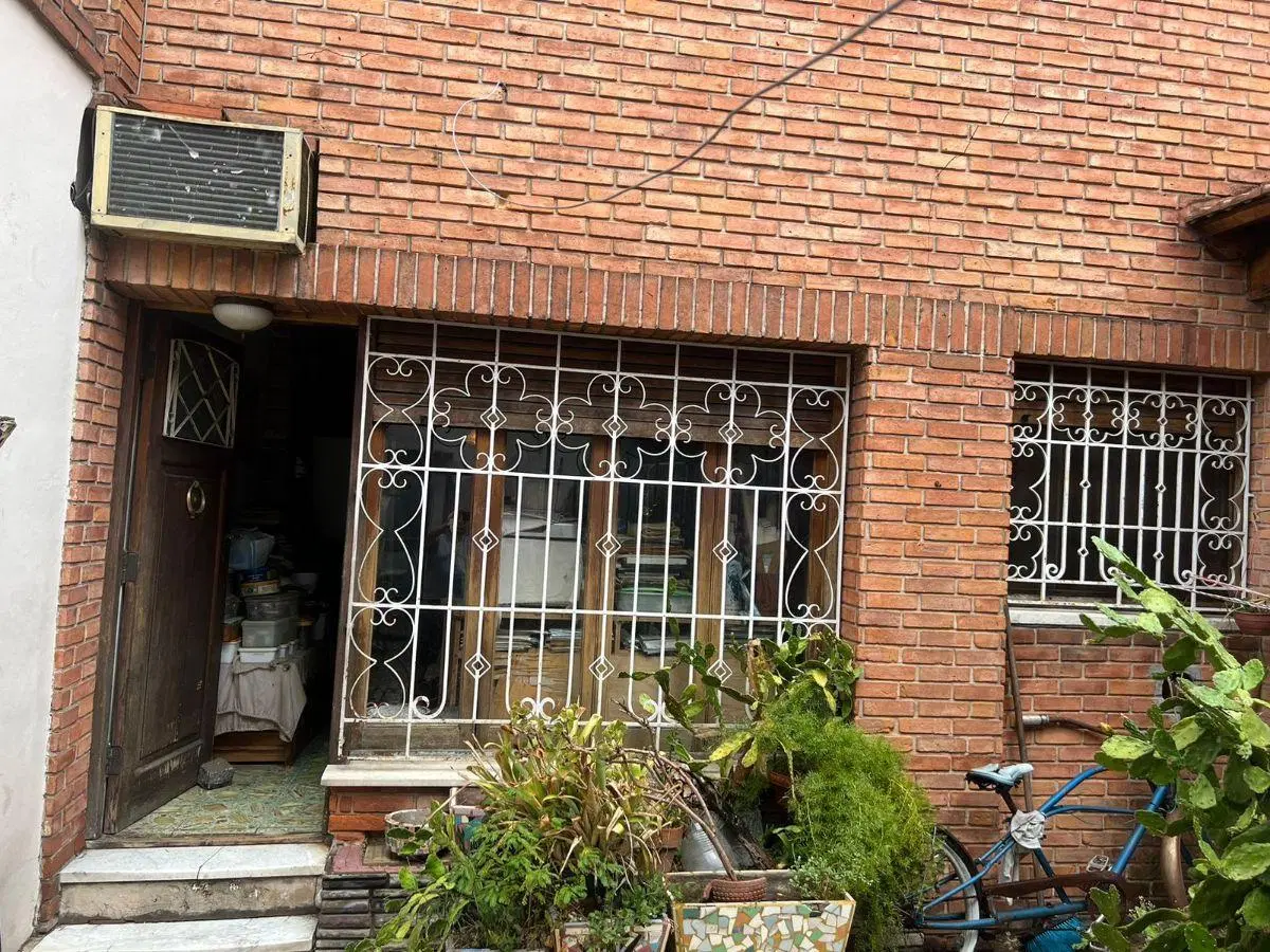 Venta Casa 3 AMB con patio y cochera en Pompeya 2