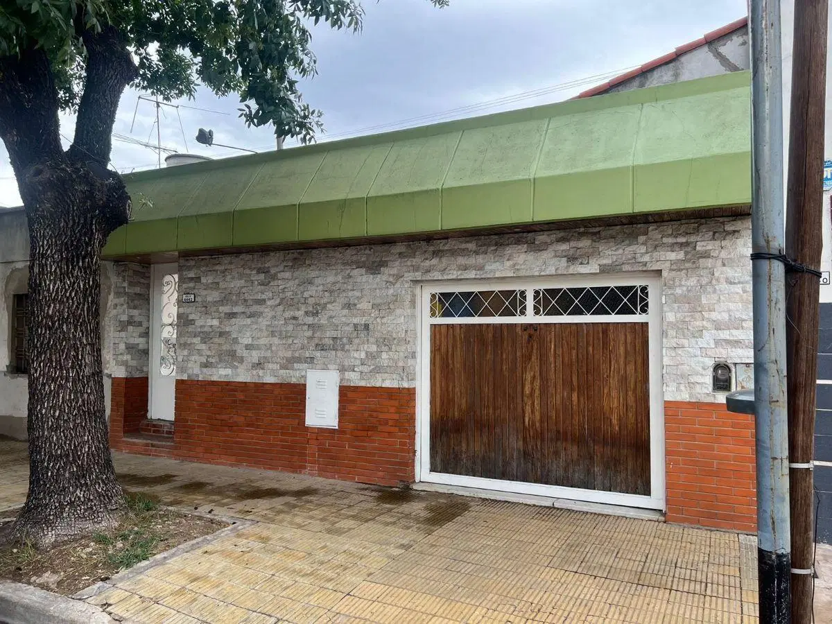Venta Casa 3 AMB con patio y cochera en Pompeya 3