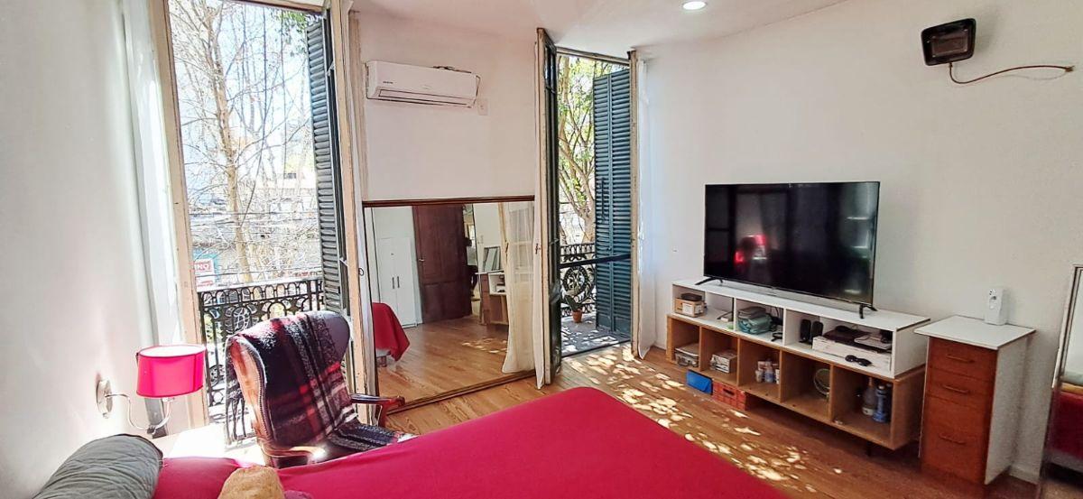 Foto de PH en venta balcón al frente sobre Av. Caseros en Parque Patricios, imagen 1
