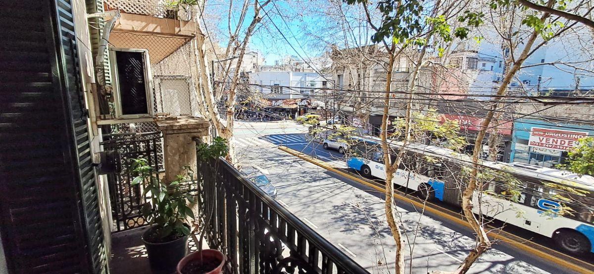 Foto de PH en venta balcón al frente sobre Av. Caseros en Parque Patricios, imagen 2