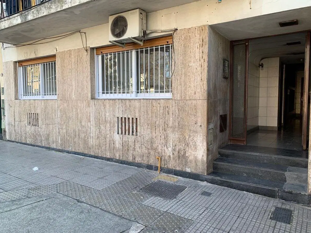 PB AL FRENTE · 4 Ambientes con Patio y Lavadero · Parque Chacabuco 3
