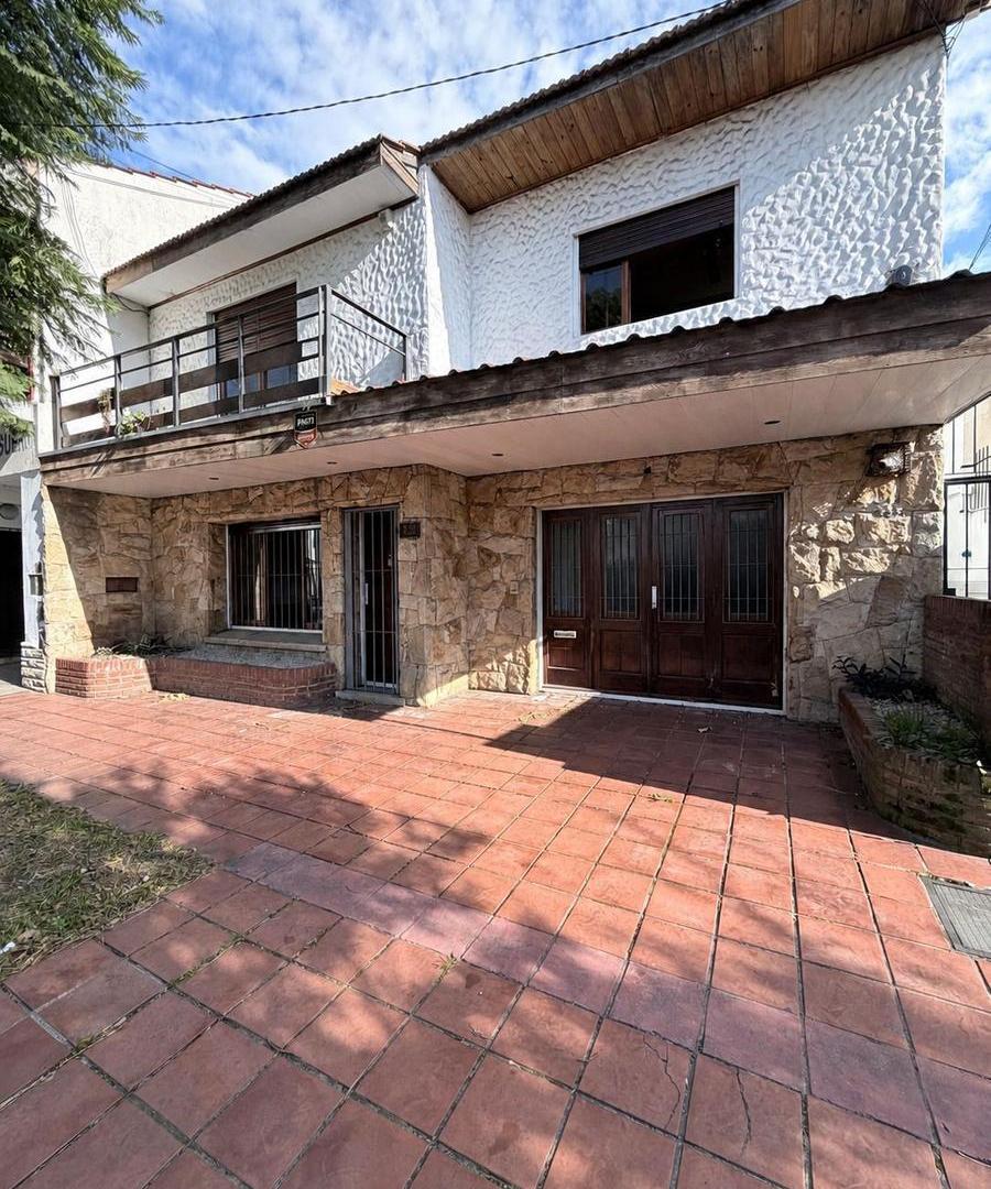 PH EN VENTA 5 AMB CON COCHERA Y PATIO EN PARQUE LURO
