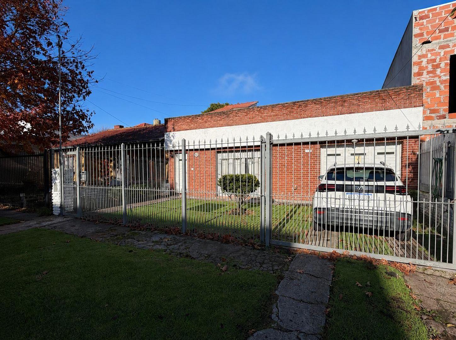 CASA EN VENTA 3 AMBIENTES CON GARAGE MAS DEPTO DE 2 AMBIENTES Y ESPACIO AEREO EN PUNTA MOGOTES