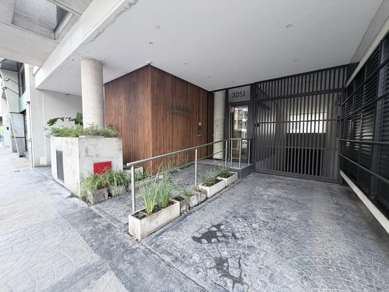 DEPARTAMENTO 2 AMB AL CONTRA FRENTE CON BALCON Y PATIO EN PLAZA MITRE 1