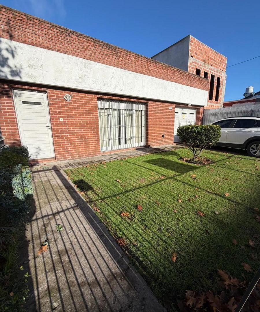Foto de CASA EN VENTA 3 AMBIENTES CON GARAGE MAS DEPTO DE 2 AMBIENTES Y ESPACIO, imagen 1