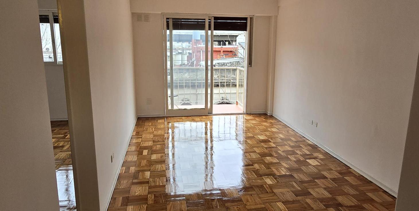 Foto de ALQUILER - Hermoso Departamento 2 ambientes con balcón - Villa Luro, imagen 4