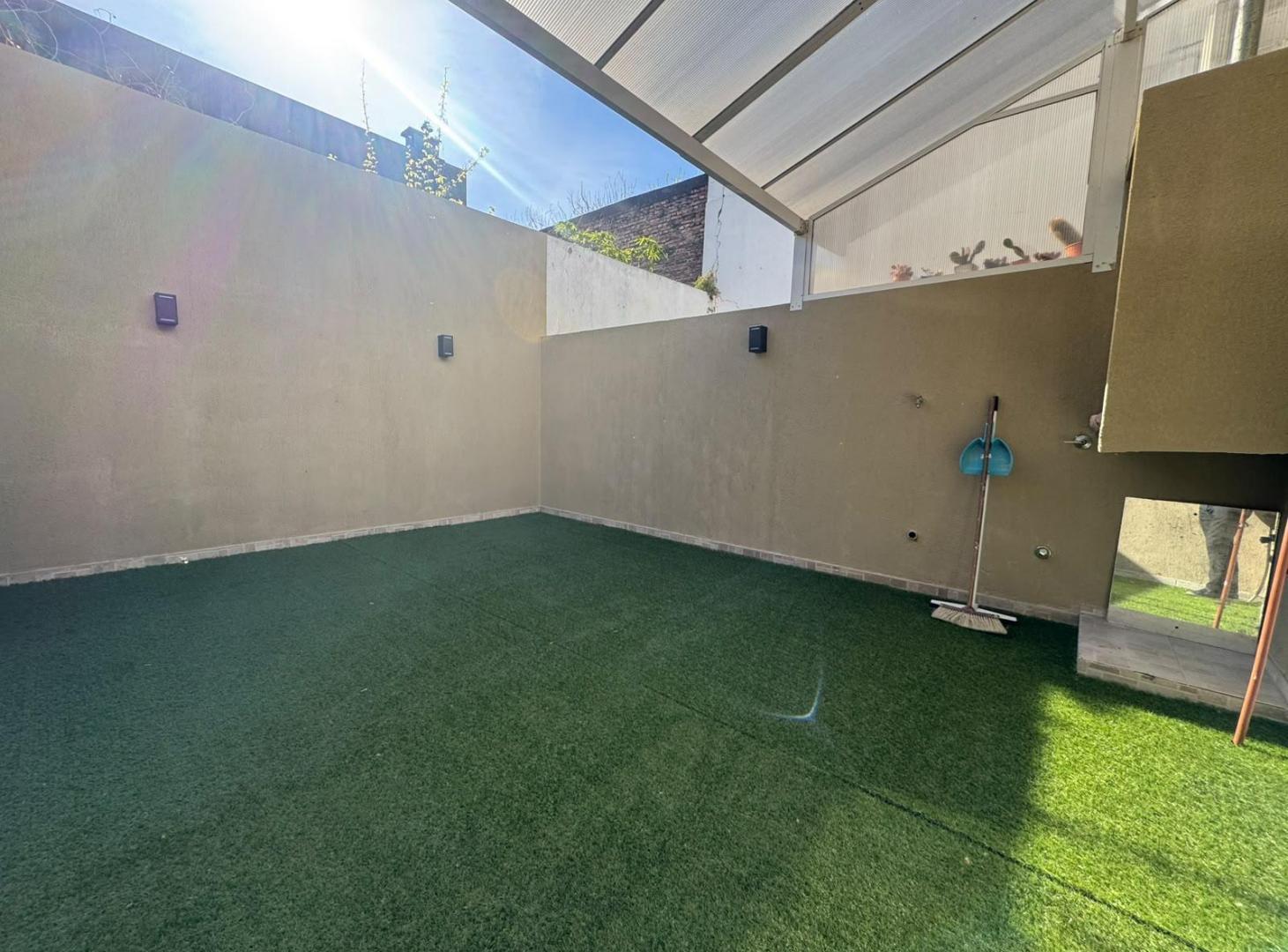 Foto de Hermoso departamento monoambiente con patio, imagen 5