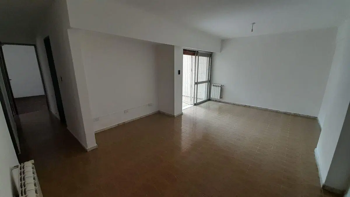 B° Alberdi | Amplio depto. | 3 Dorm. c/ balcon y patio | prox. Plaza Colon 1