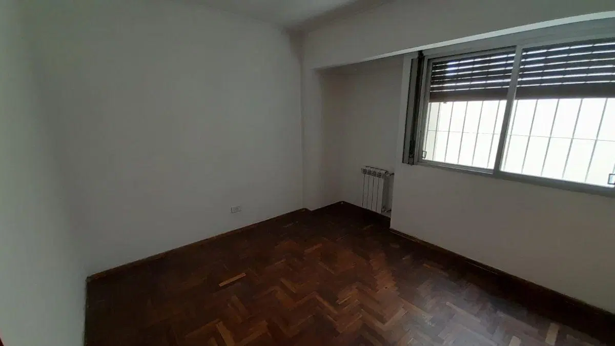 B° Alberdi | Amplio depto. | 3 Dorm. c/ balcon y patio | prox. Plaza Colon 5