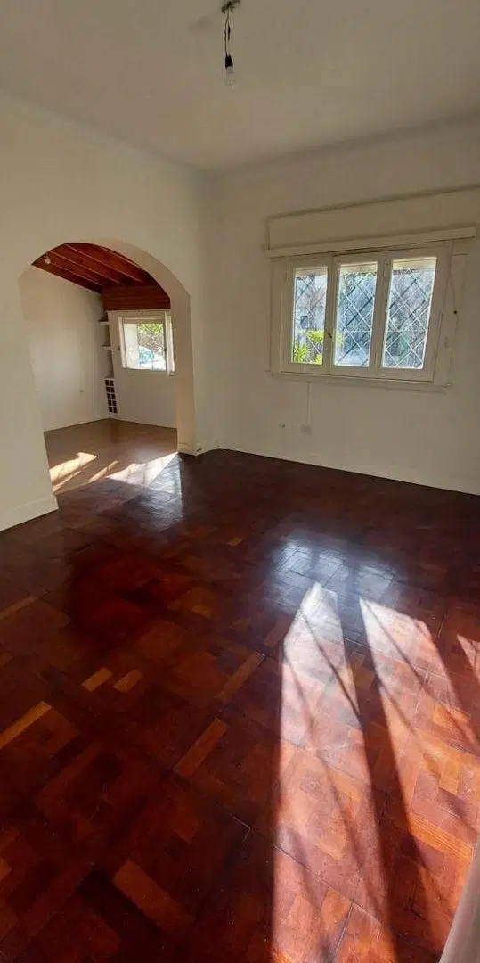 Casa todo PB en esquina de 4 amb con patio y 2 baños 2