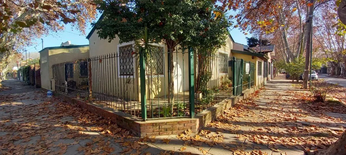 Casa todo PB en esquina de 4 amb con patio y 2 baños 5