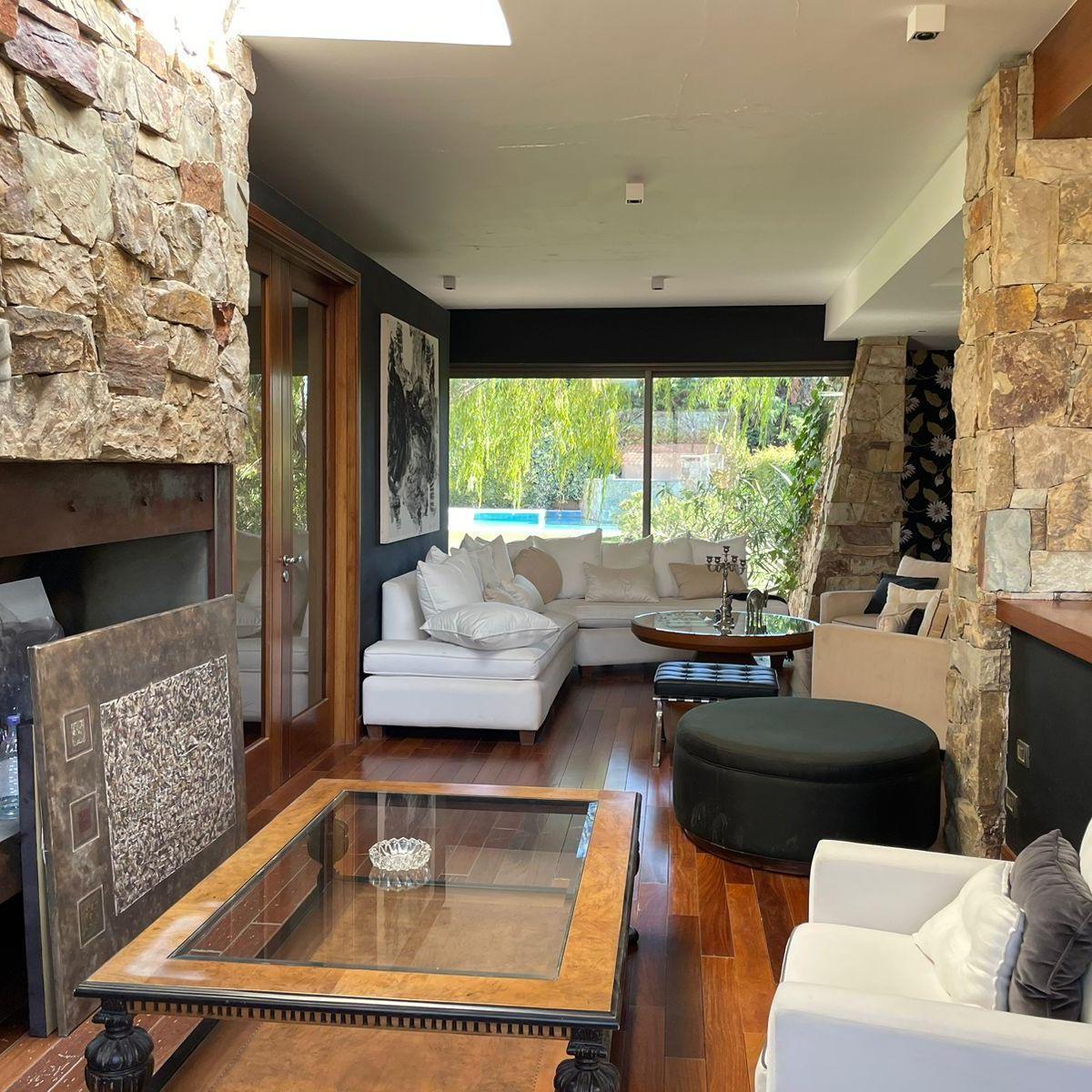 Casa Imponente en Prestigioso B° Rincón de Chacras 2