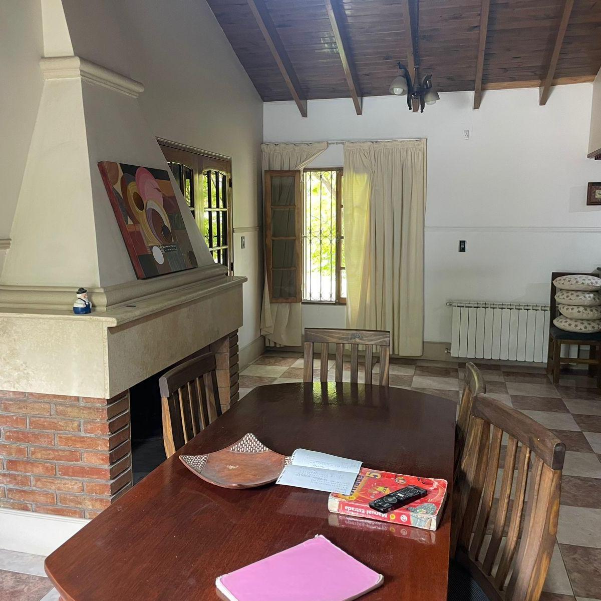 Casa de 4 Dorm. a La Venta en Calle Guardia Vieja de Vistalba 5
