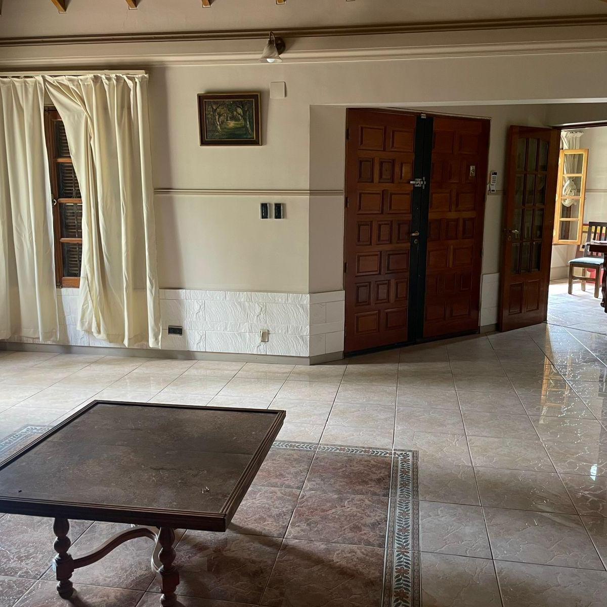Casa de 4 Dorm. a La Venta en Calle Guardia Vieja de Vistalba 2