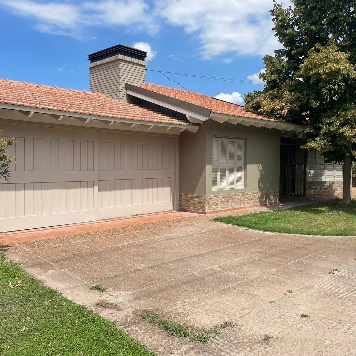 Casa de 4 Dorm. a La Venta en Calle Guardia Vieja de Vistalba 1