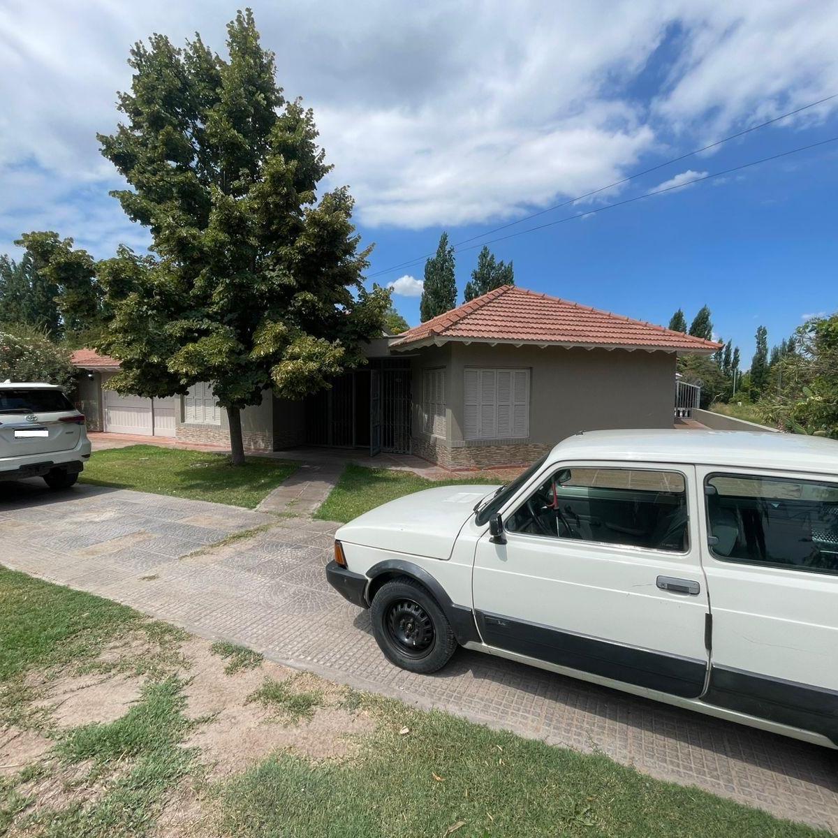 Casa de 4 Dorm. a La Venta en Calle Guardia Vieja de Vistalba 5