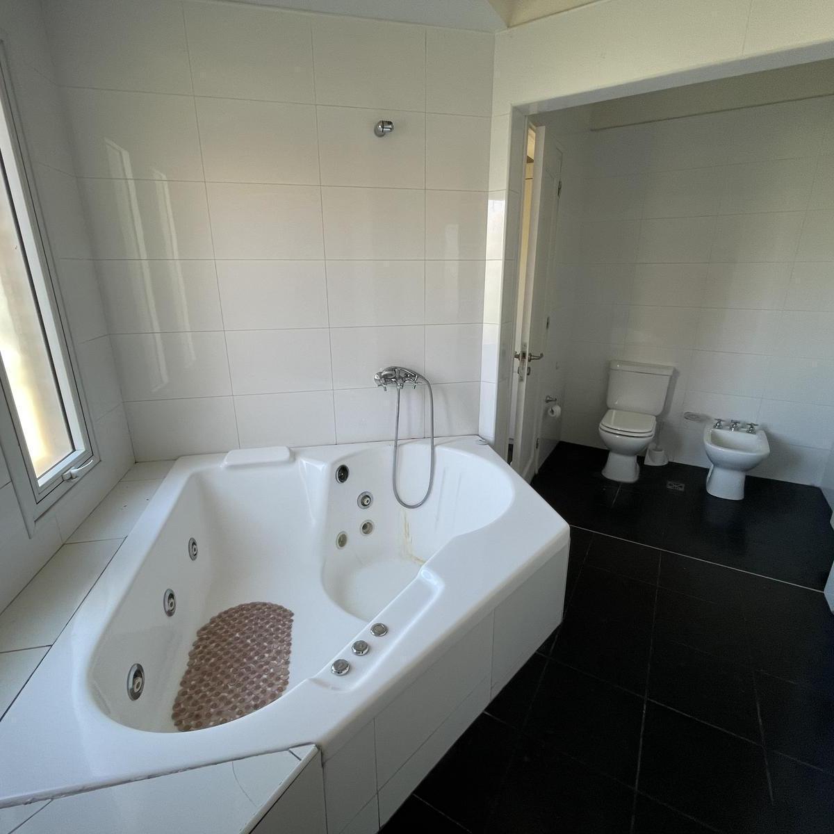 Casa de 4 Dorm. a La Venta en B° Palmares 3