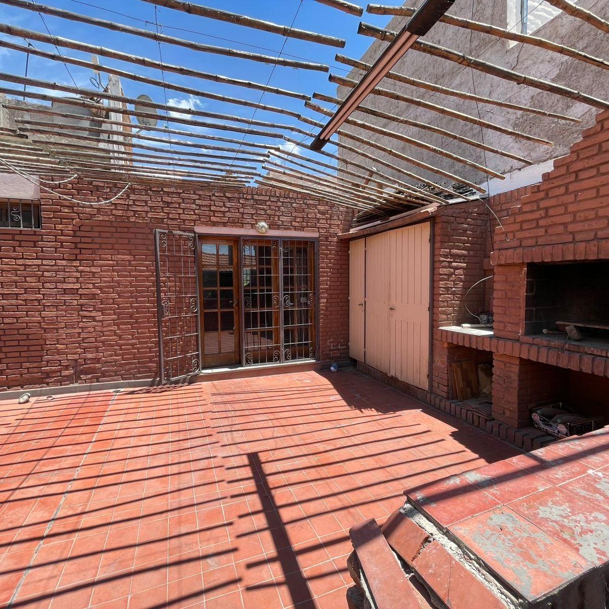 Casa y Locales en Venta en Alto Dorrego, Guaymallén 5