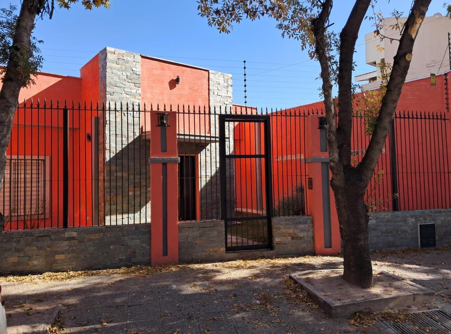 Casa en alquiler de 4 dormitorios en Barrio Santa Angela, Godoy Cruz