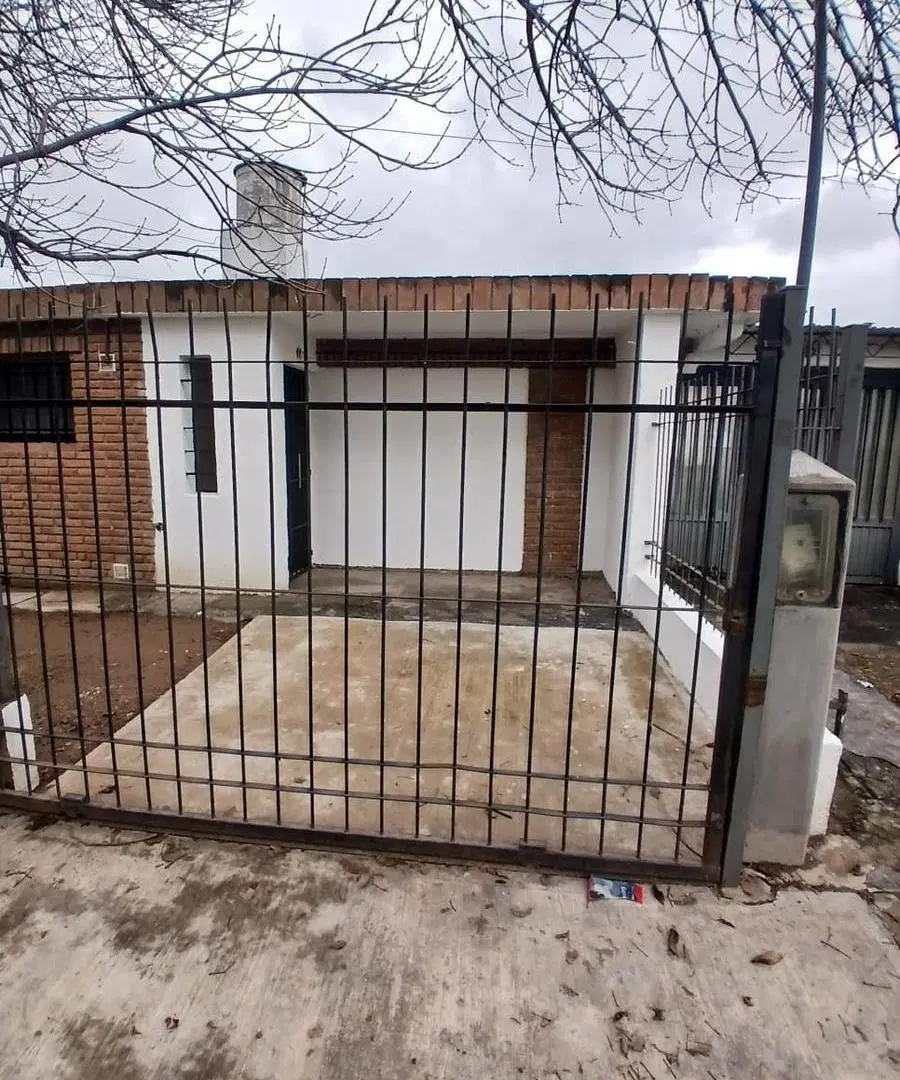 Alquiler Casa de 2 dormitorios en alquiler, con patio, jardín y entrada para auto en barrio La Madri 2