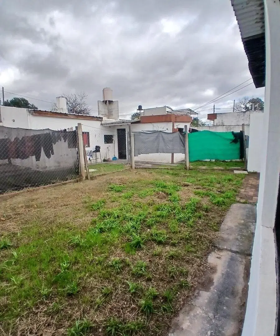 Alquiler Casa de 2 dormitorios en alquiler, con patio, jardín y entrada para auto en barrio La Madri 5