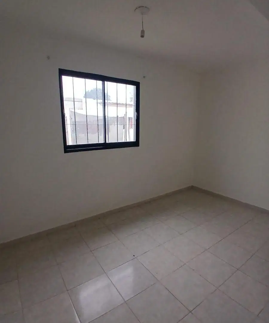 Alquiler Casa de 2 dormitorios en alquiler, con patio, jardín y entrada para auto en barrio La Madri 8