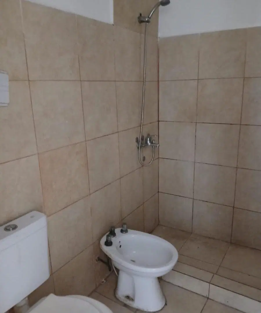 Alquiler Casa de 2 dormitorios en alquiler, con patio, jardín y entrada para auto en barrio La Madri 4
