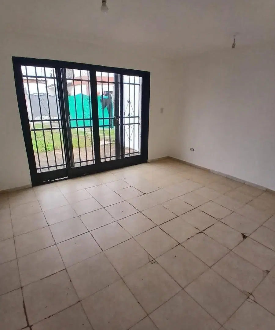 Alquiler Casa de 2 dormitorios en alquiler, con patio, jardín y entrada para auto en barrio La Madri 1