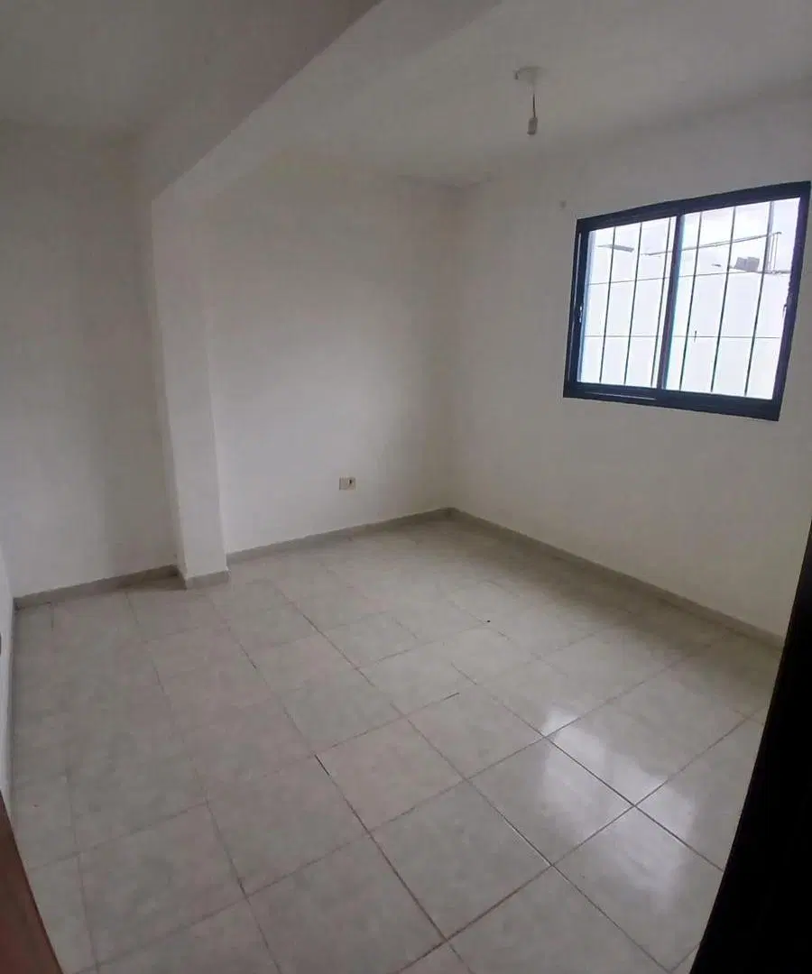 Alquiler Casa de 2 dormitorios en alquiler, con patio, jardín y entrada para auto en barrio La Madri 3