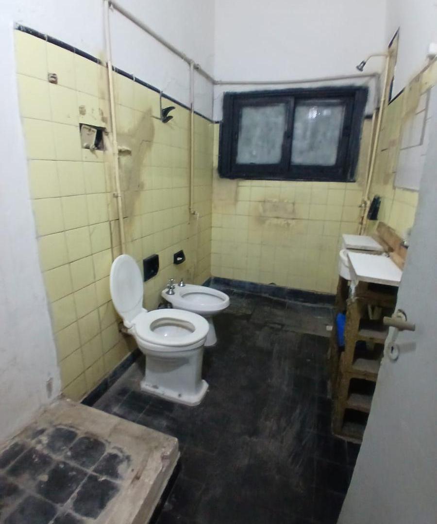 Foto de Local comercial en alquiler sobre Av. Patria, con gran vidriera, 200 m², imagen 2