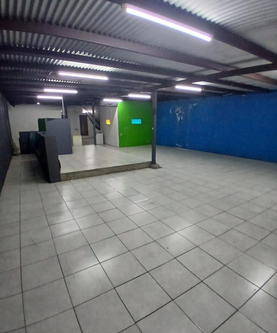 Foto de Local comercial en alquiler sobre Av. Patria, con gran vidriera, 200 m², imagen 3