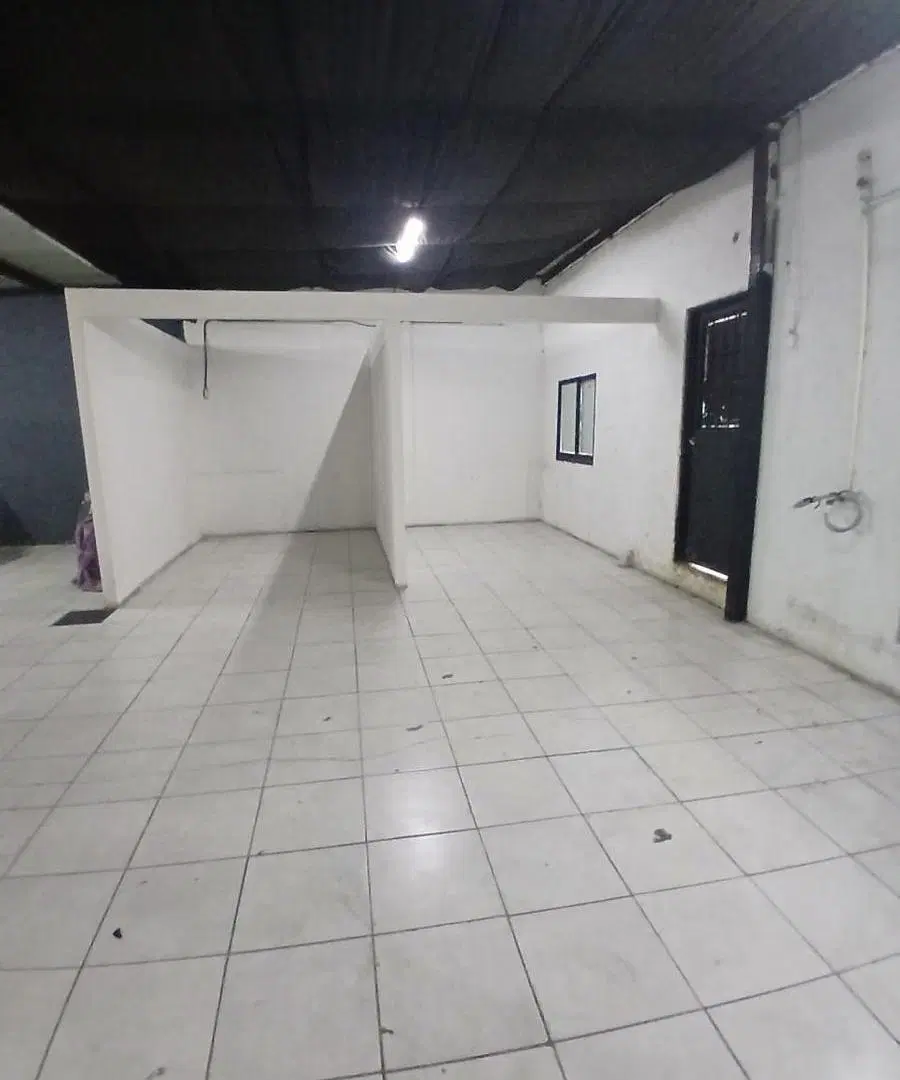 Local comercial en alquiler sobre Av. Patria, con gran vidriera, 200 m² cubiertos y múltiples posibi 4