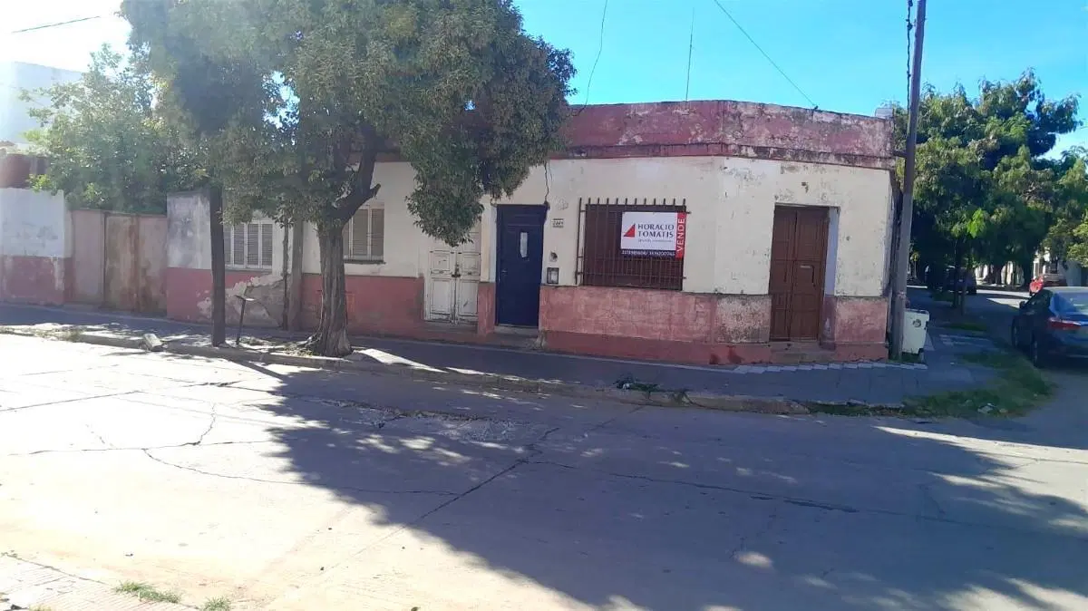 Casa esquina a reciclar con local comercial en B° Los Paraísos 3