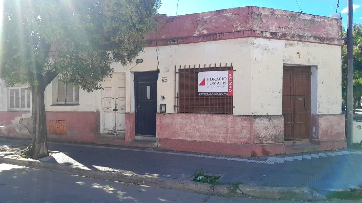 Casa esquina a reciclar con local comercial en B° Los Paraísos