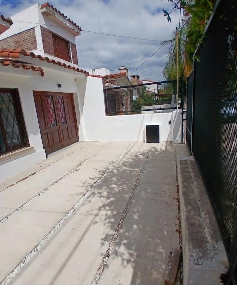 Casa reciclada de 3 dormitorios con patio - 360m2 de terreno