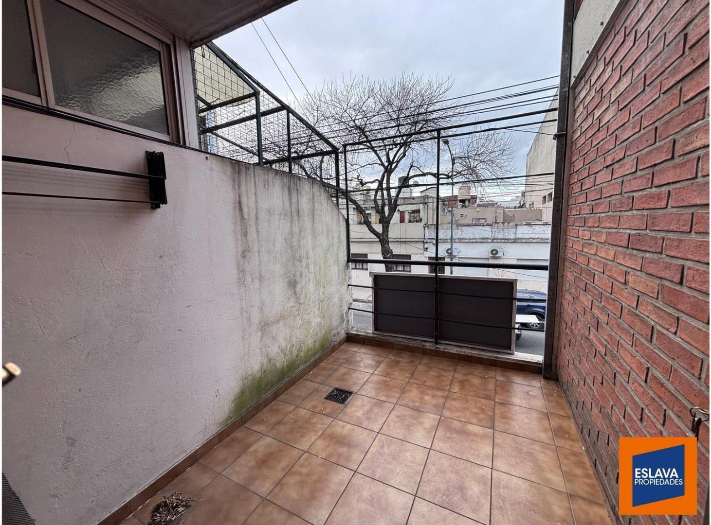 Foto de Departamento Monoambiente divisible amplio al frente en Flores, imagen 2