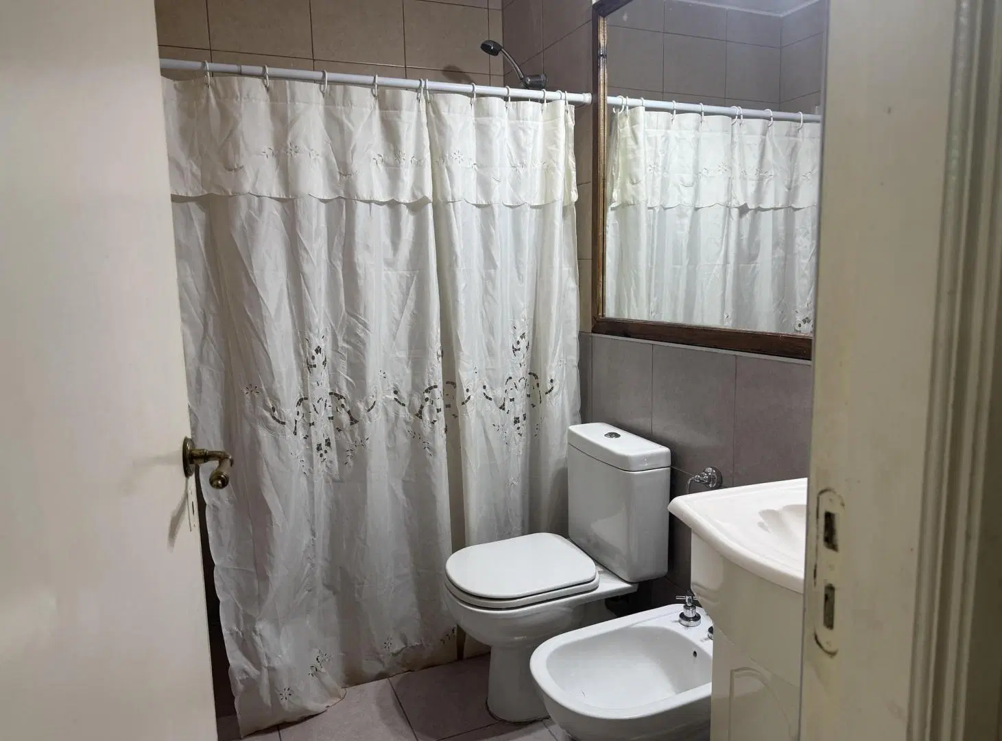 Amplio departamento de 2 dormitorios con balcón en Alto Alberdi 4