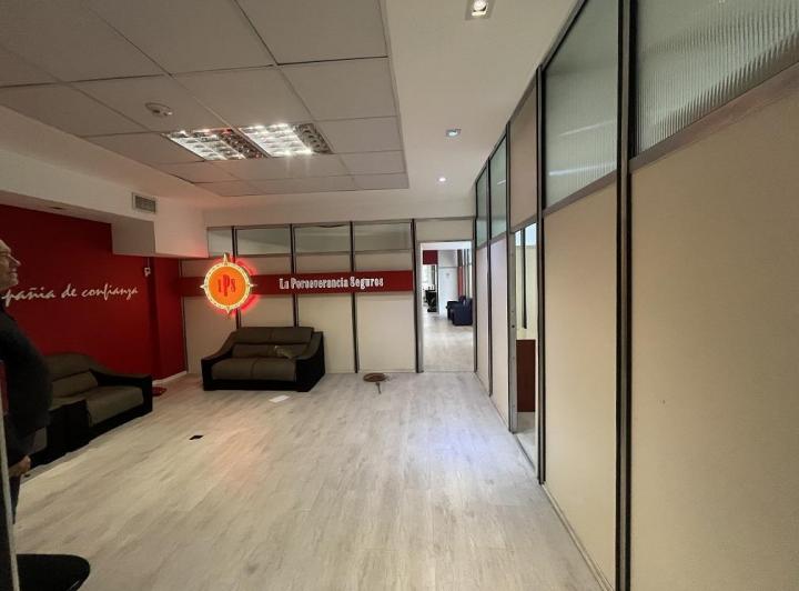 Oficina 234 m2 impecable y dividida. Av Belgrano esquina Chacabuco 3