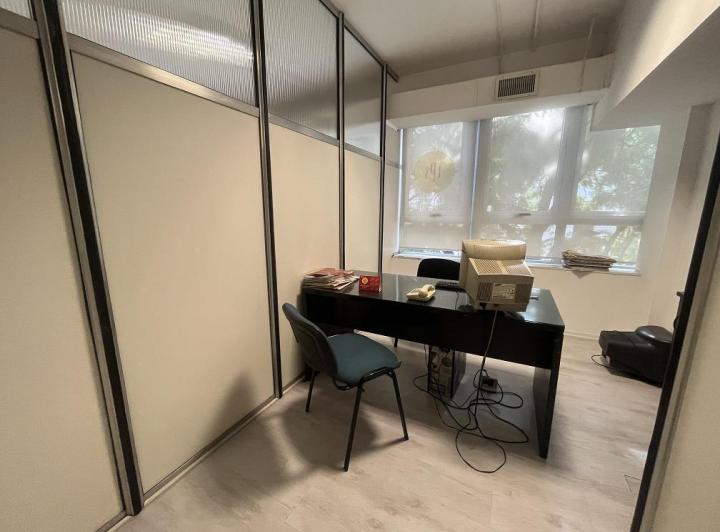 Oficina 234 m2 impecable y dividida. Av Belgrano esquina Chacabuco 5