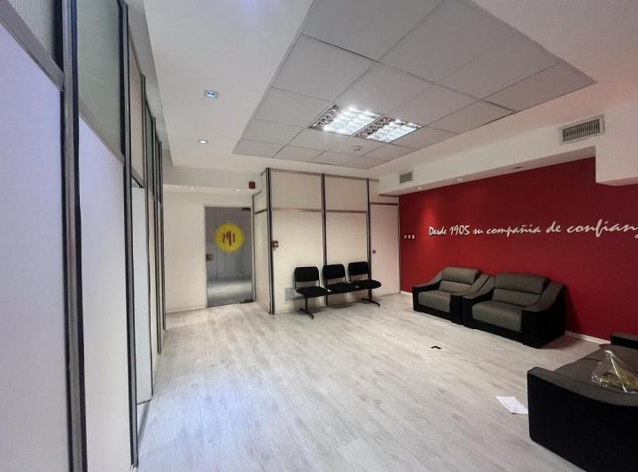 Oficina 234 m2 impecable y dividida. Av Belgrano esquina Chacabuco 4