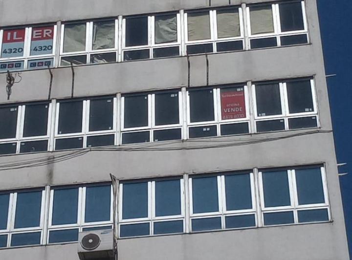 Oficina 234 m2 impecable y dividida. Av Belgrano esquina Chacabuco 2