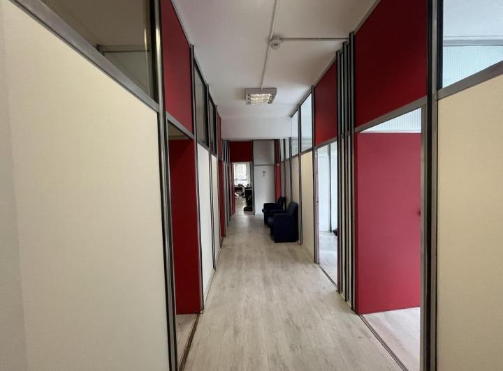 Oficina 234 m2 impecable y dividida. Av Belgrano esquina Chacabuco 3