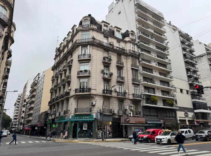 Venta Semipiso de Estilo Francés en Barrio Norte – Apto Profesional