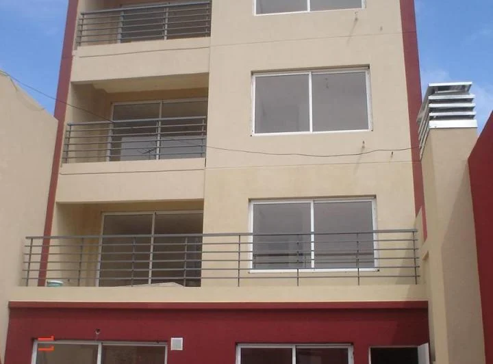 Garay y Jujuy 2 amb cfte amplio en edificio con parrilla y solarium 3