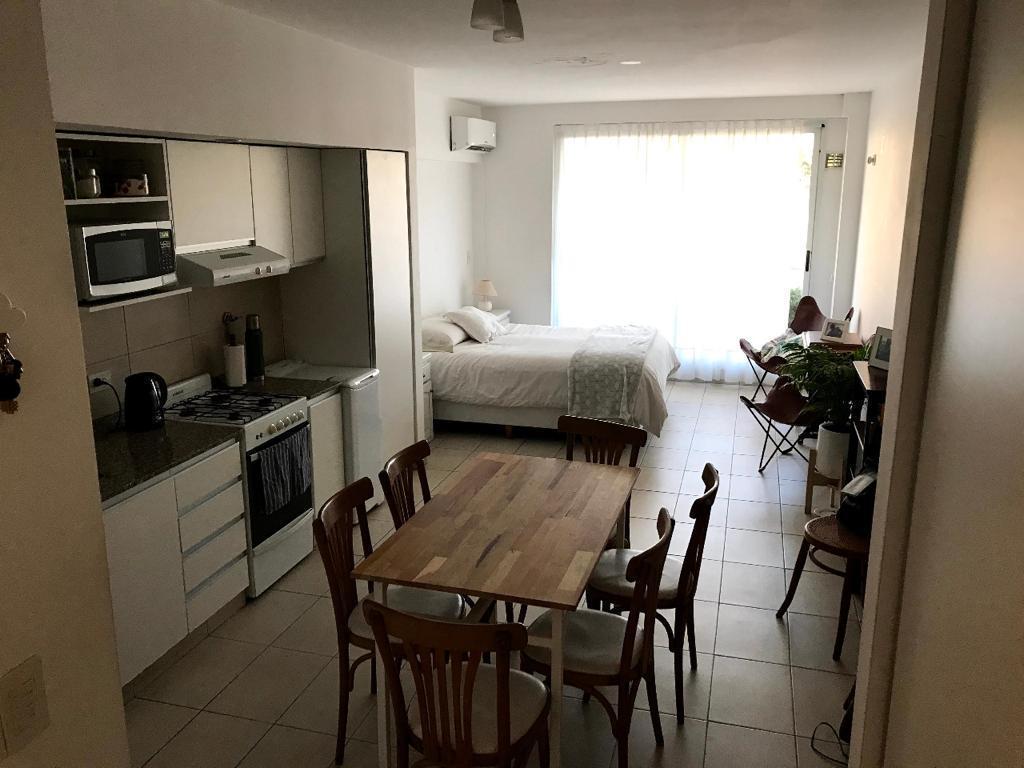Alquiler amplio monoambiente con balcón y terraza con parrilla