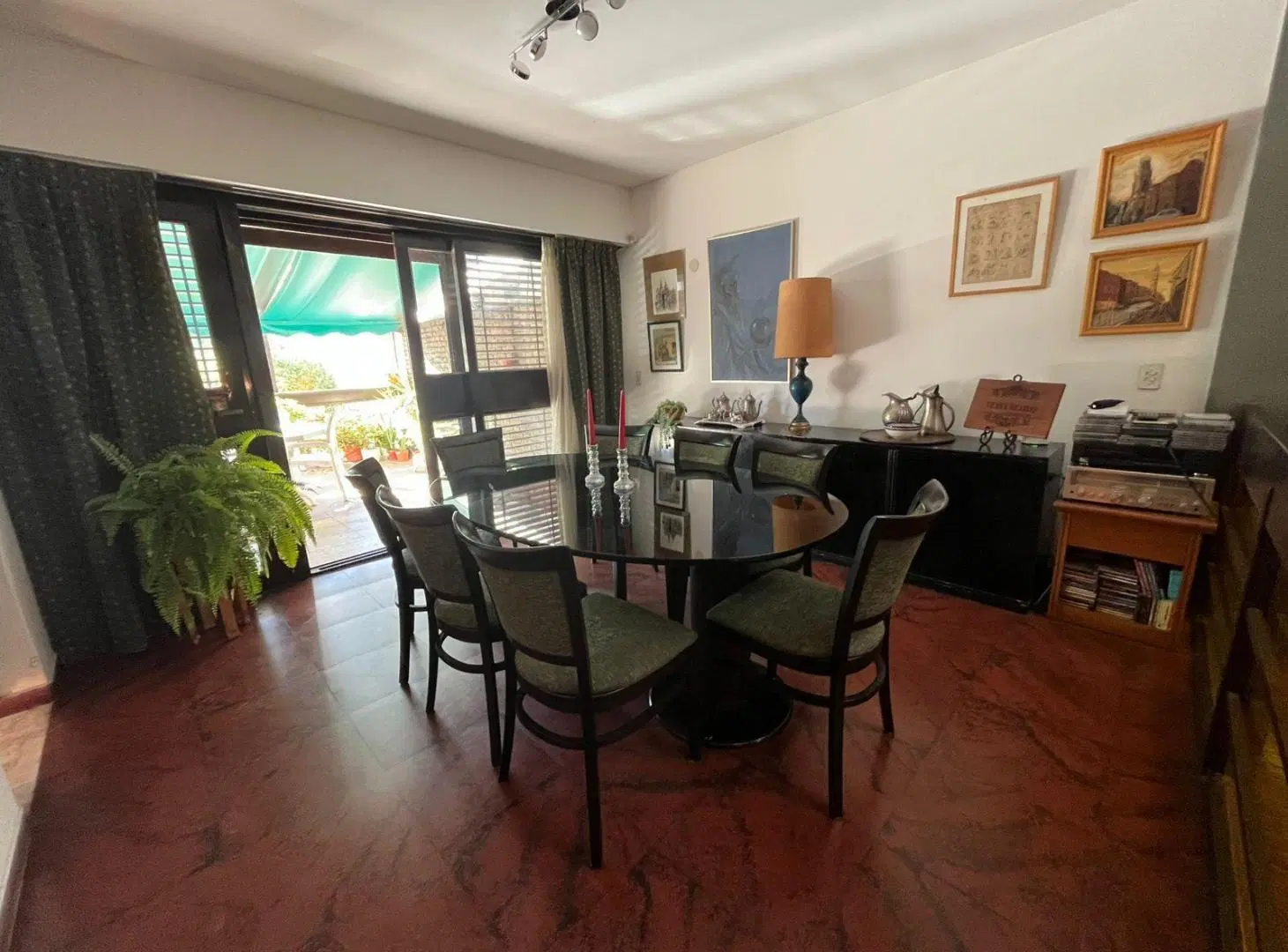 Excelente casa con 5 dormitorios, 300 m2 jardín y pileta, a 3 cuadras de Plaza Irlanda 8